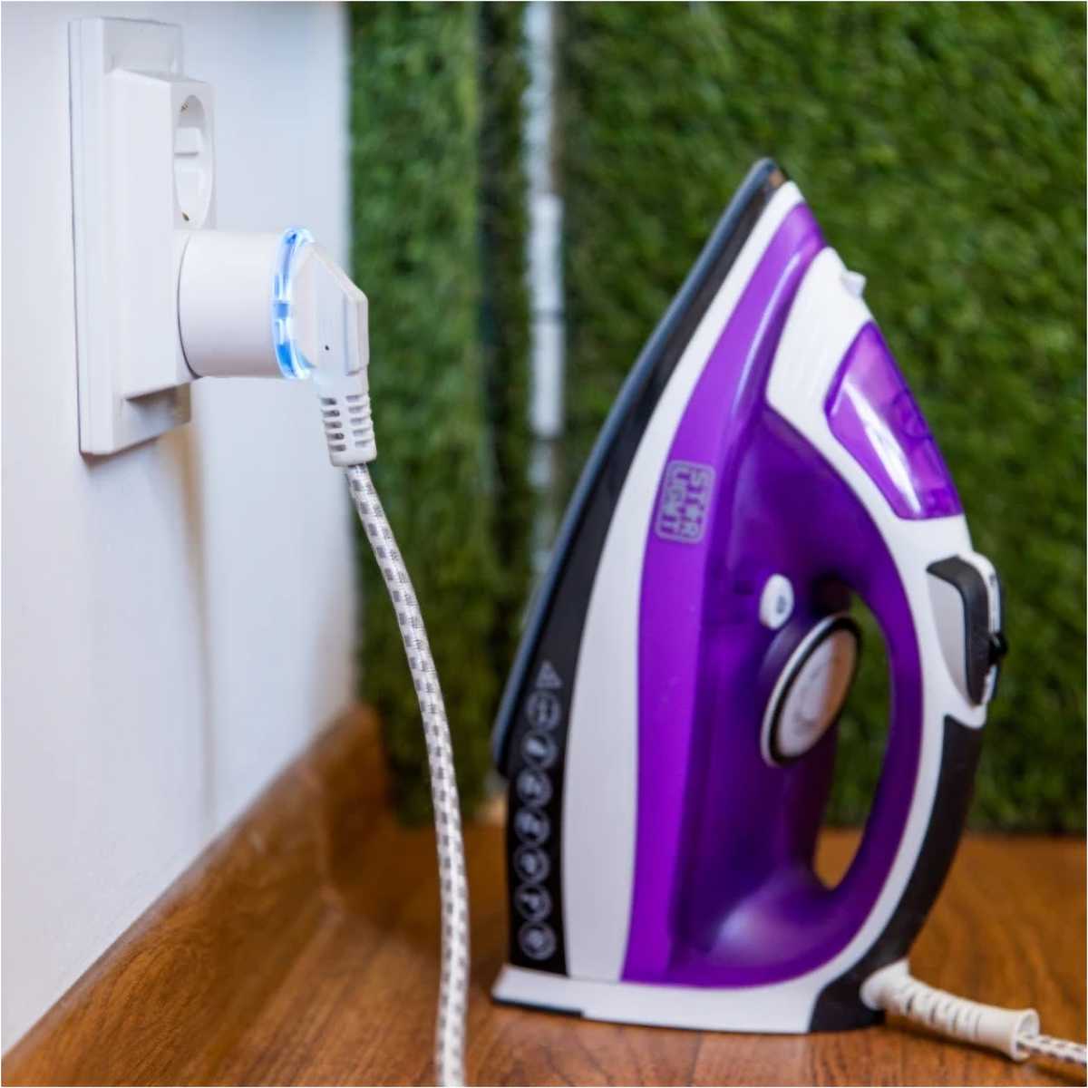 Der Shelly Plus Plug S besitzt WLAN- und Bluetooth- Konnektivität sowie Skripting-Fähigkeiten.