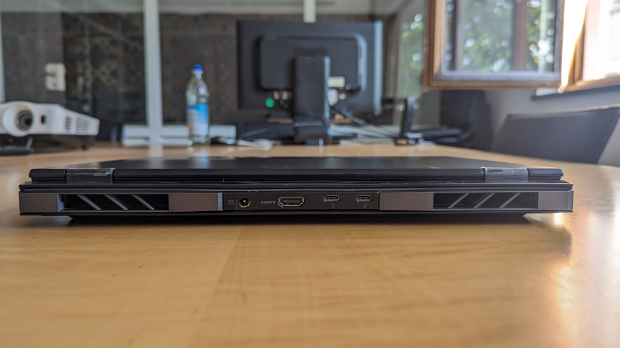 Acer Predator Helios 16 Anschlüsse hinten