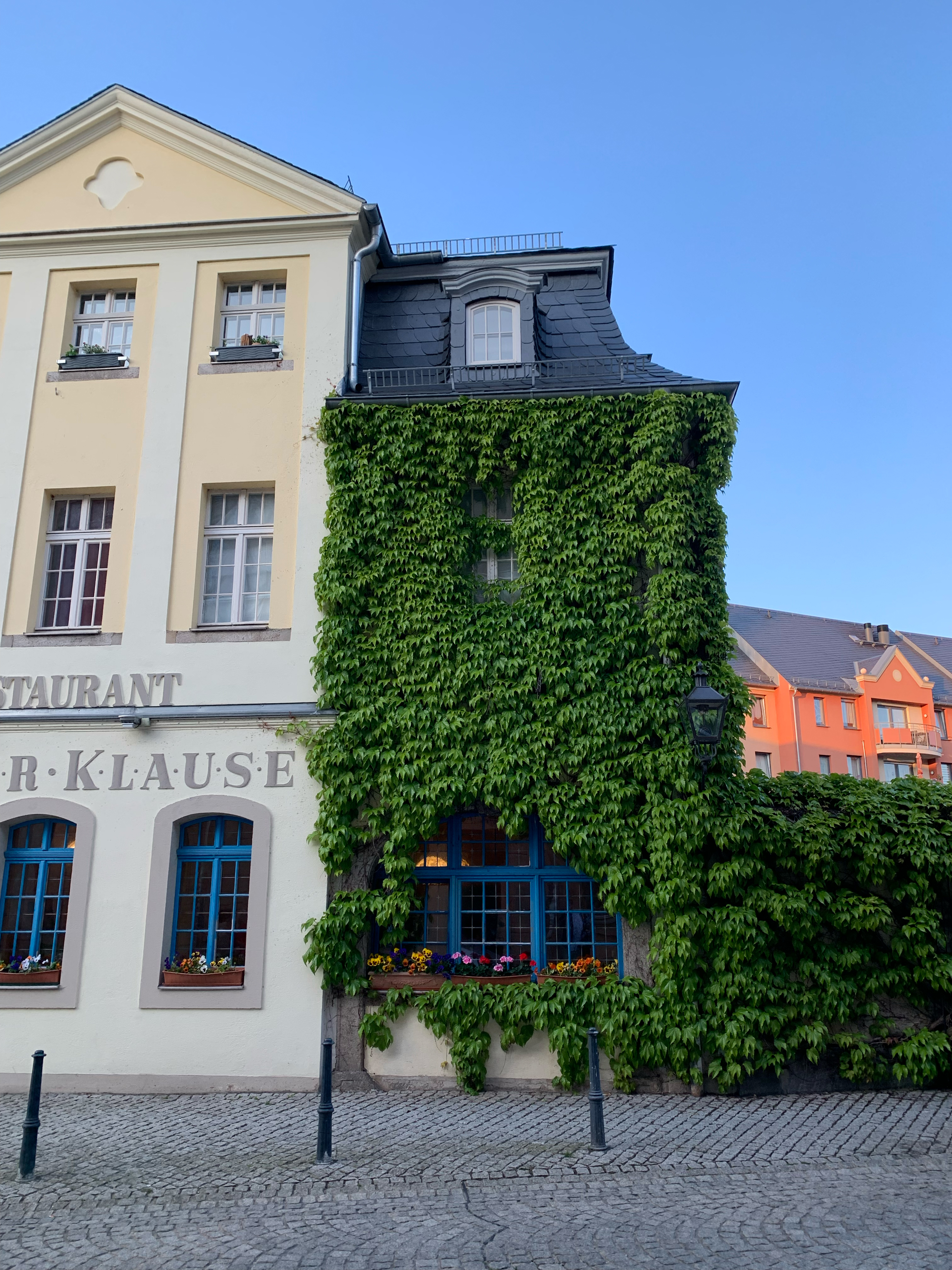 Dieses Bild wurde mit KI bearbeitet. Finden Sie alle Fehler?