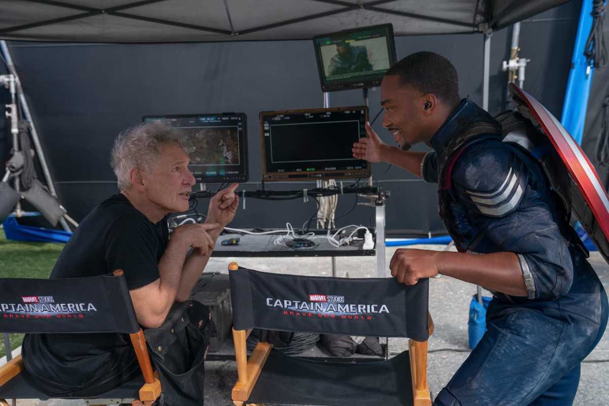 Harrison Ford will es nochmal wissen und spielt gerade so viele Rollen, wie nur irgendwie zeitlich möglich. Etwa in Captain America 4: Brave New World. Hier am Set mit Anthony Mackie