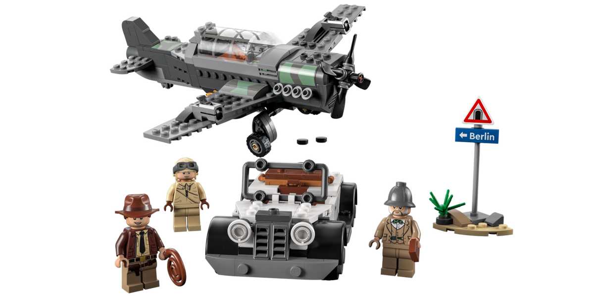 Schöne Anekdote: Weil Harrison Ford besonders Propeller-Flugzeuge liebt, ließ Steven Spielberg etliche davon in die Indiana-Jones-Filme schreiben, die heute für einige der ikonischsten Szenen stehen. Und die gibt’s ja jetzt auch als LEGO.