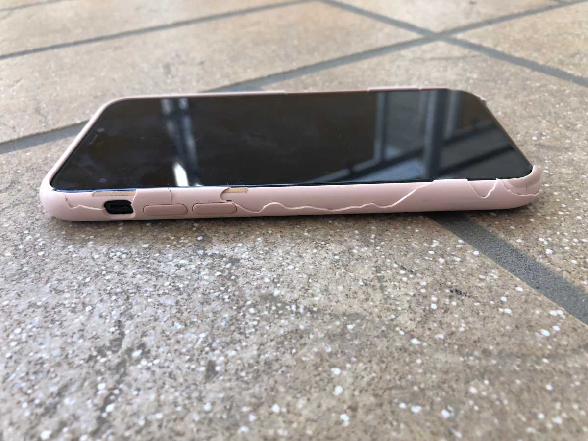 Apples Silikonhülle sieht schon recht mitgenommen aus, das iPhone funktioniert wie am ersten Tag.