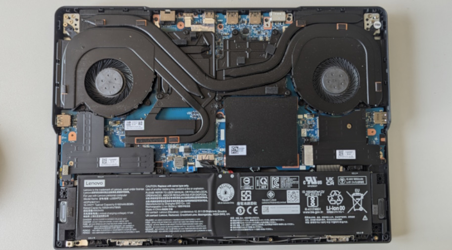 Lenovo Legion Pro 5i Unterseite geöffnet