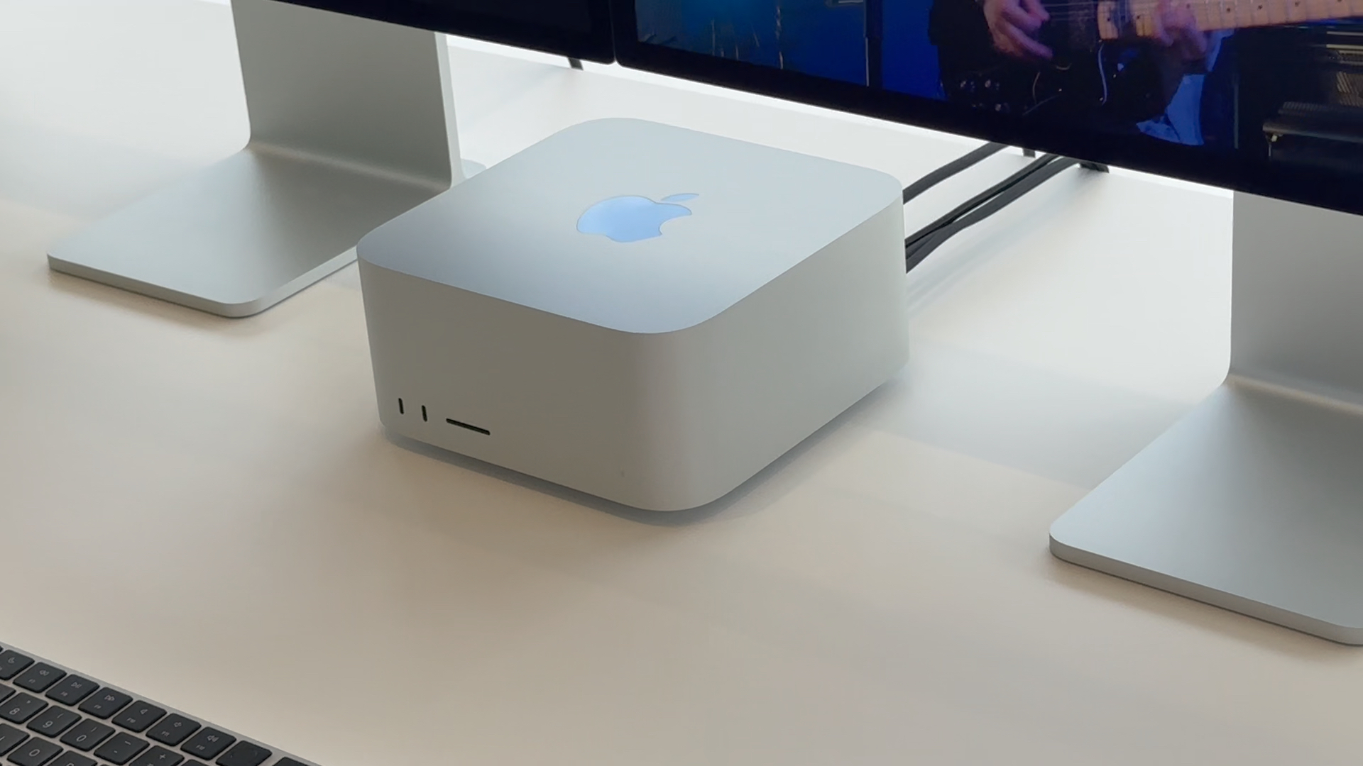 El Mac mini M1 con pantalla táctil existe. Lo ha creado un