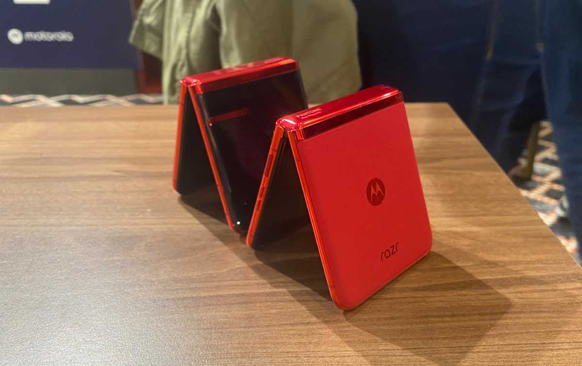 Motorola Razr 40 Ultra en viva magenta