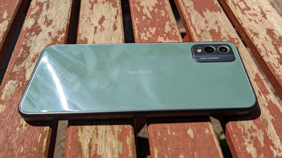 El Nokia C32 boca abajo sobre una mesa de madera