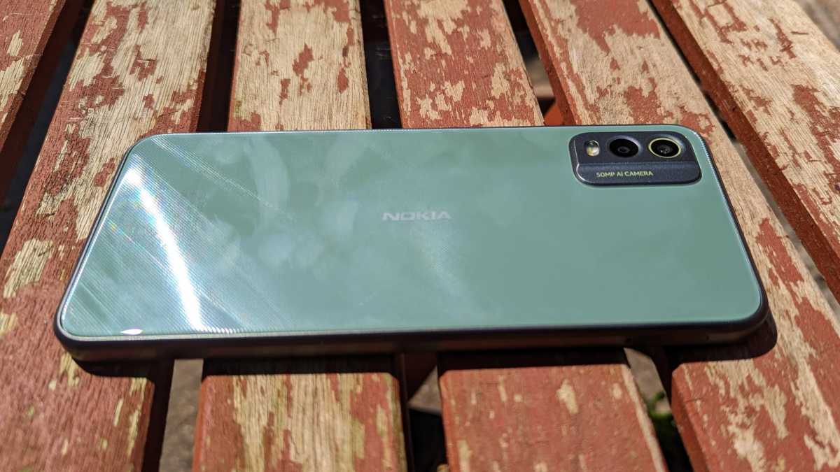 Nokia C32 Review: An almost perfect budget device ruined by