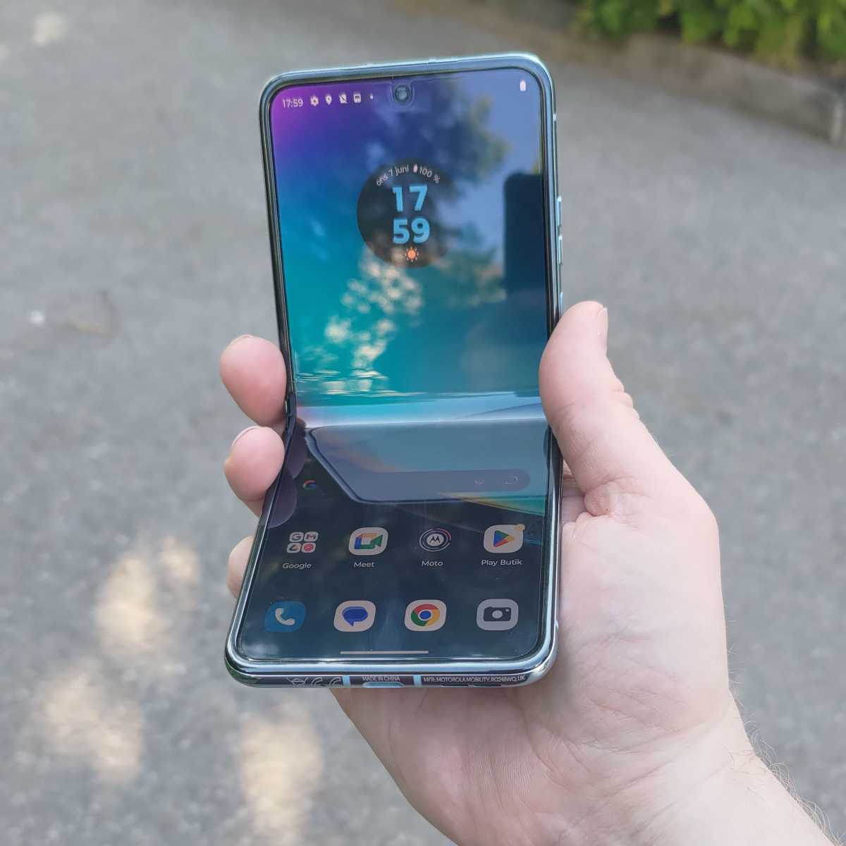 Motorola Razr 40 Ultra halvt uppfälld