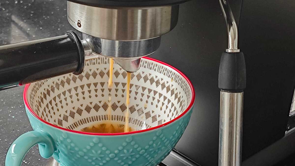 Salter Espirista Kaffeemaschine brüht einen Espresso