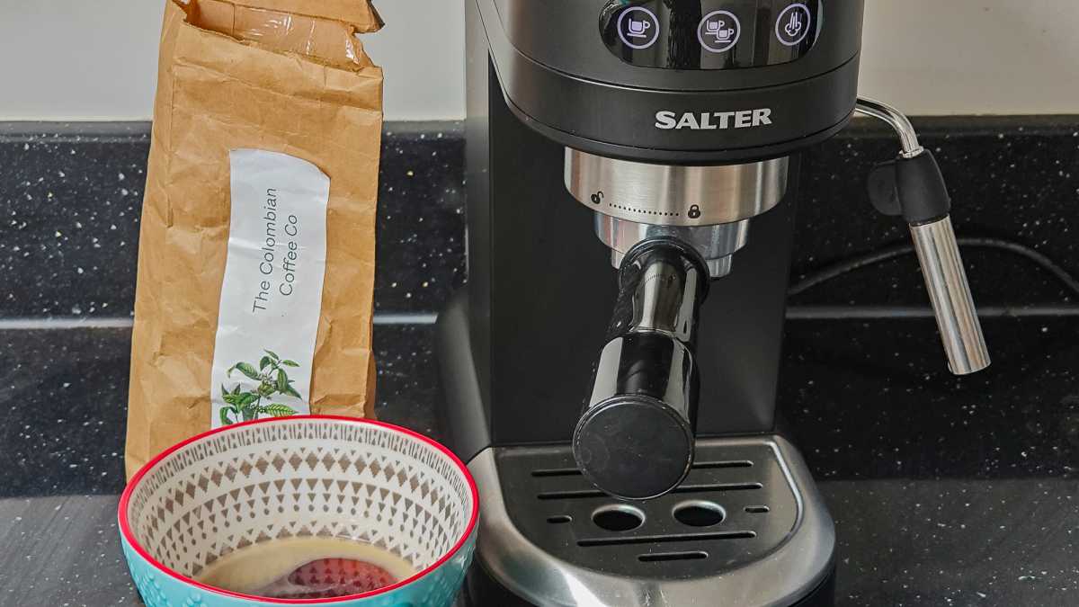 Salter Espirista Kaffeemaschine mit Espresso und Kaffeebohnen