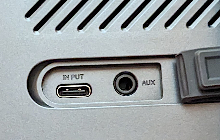 Entrada USB A y conector auxiliar de audio del Soundcore Motion X600
