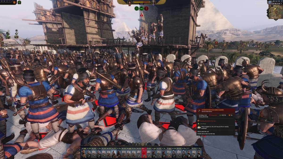 Das Ende magischer Leitern: Pharao ist ein historisches Total War, entsprechend müssen Soldaten die Leitern in Belagerungstürmen hochklettern, was etwas Zeit kostet und dann von der Rampe auf die Mauer springen, was wir mit einer Phalanx blocken können.