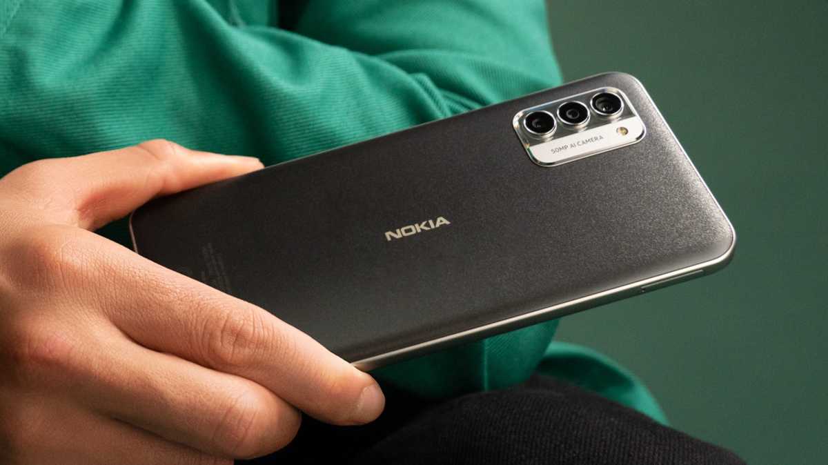 Nokia G42 5G - someone holding the grey model