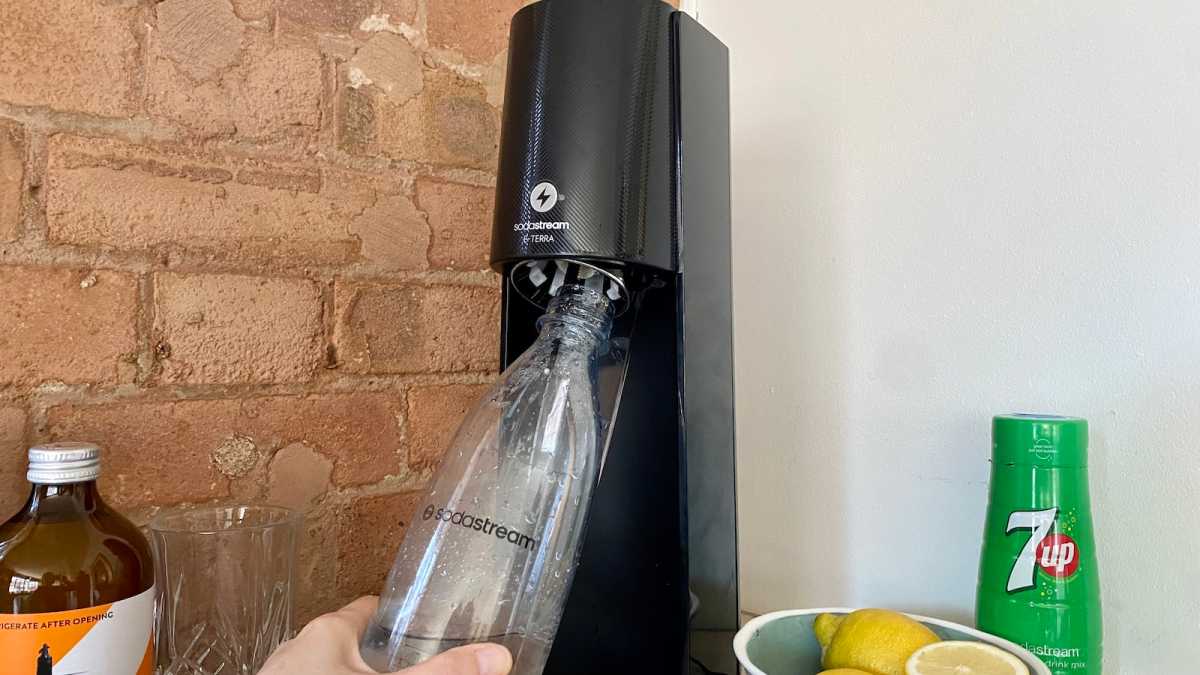 Colocación de la botella en el SodaStream E-Terra