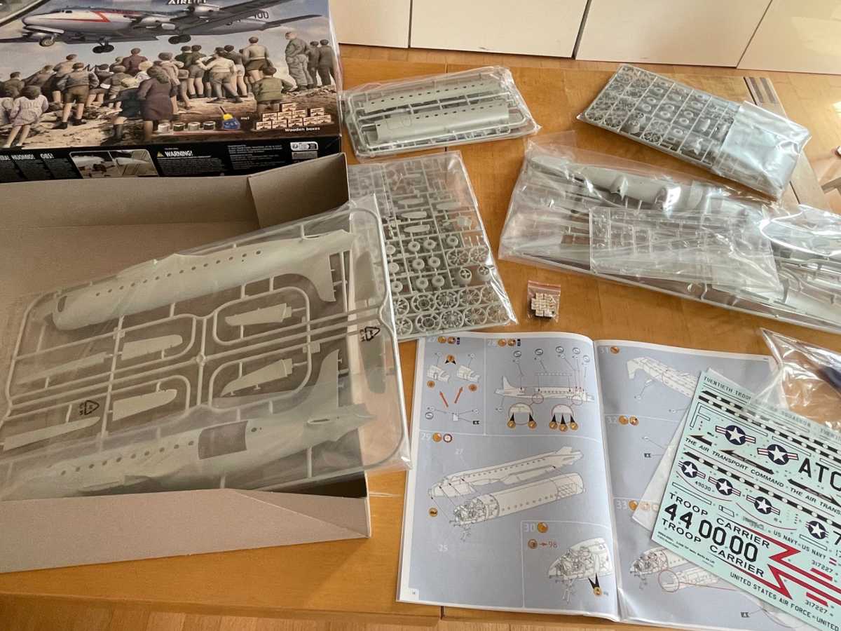 "Candy Bomber" of the Berlin Airlift as a cool Revell kit with 362 parts Revell raisin bomber kit