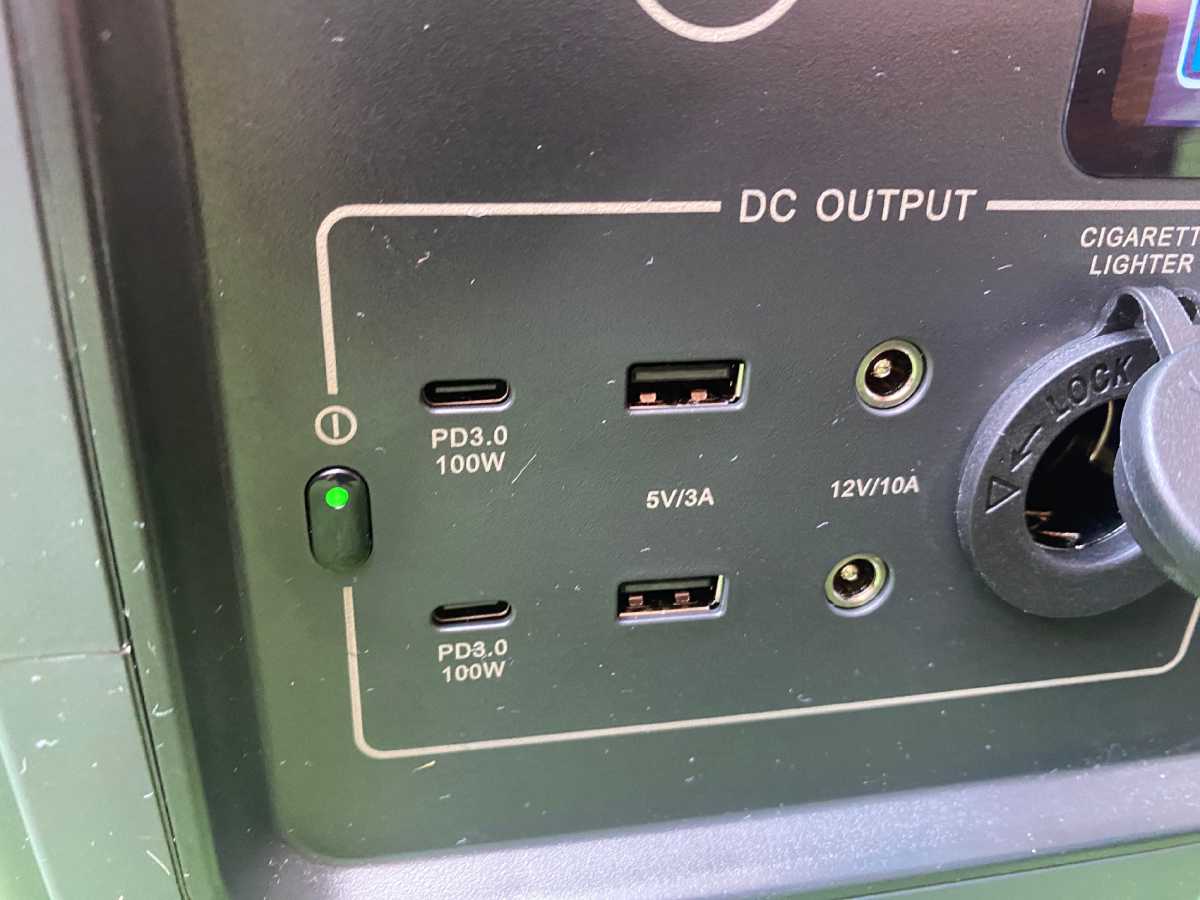 Bluetti EB70 review conectores