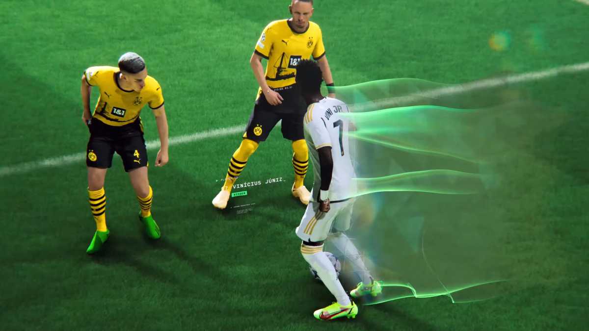 Wir können jetzt aktiv Steilpässe, Kopfbälle oder spezielle Flanken über Tastenkombinationen anfordern. Bei Kopfbällen geht das aber nur, solange der Ball mindestens einen Meter über dem Boden anfliegt.