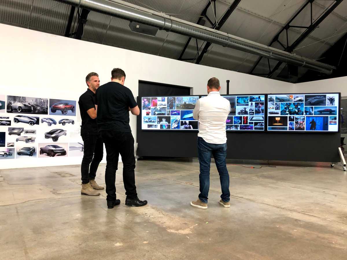 Konceptbilder på Teslas Cybertruck och ett moodboard för dess design