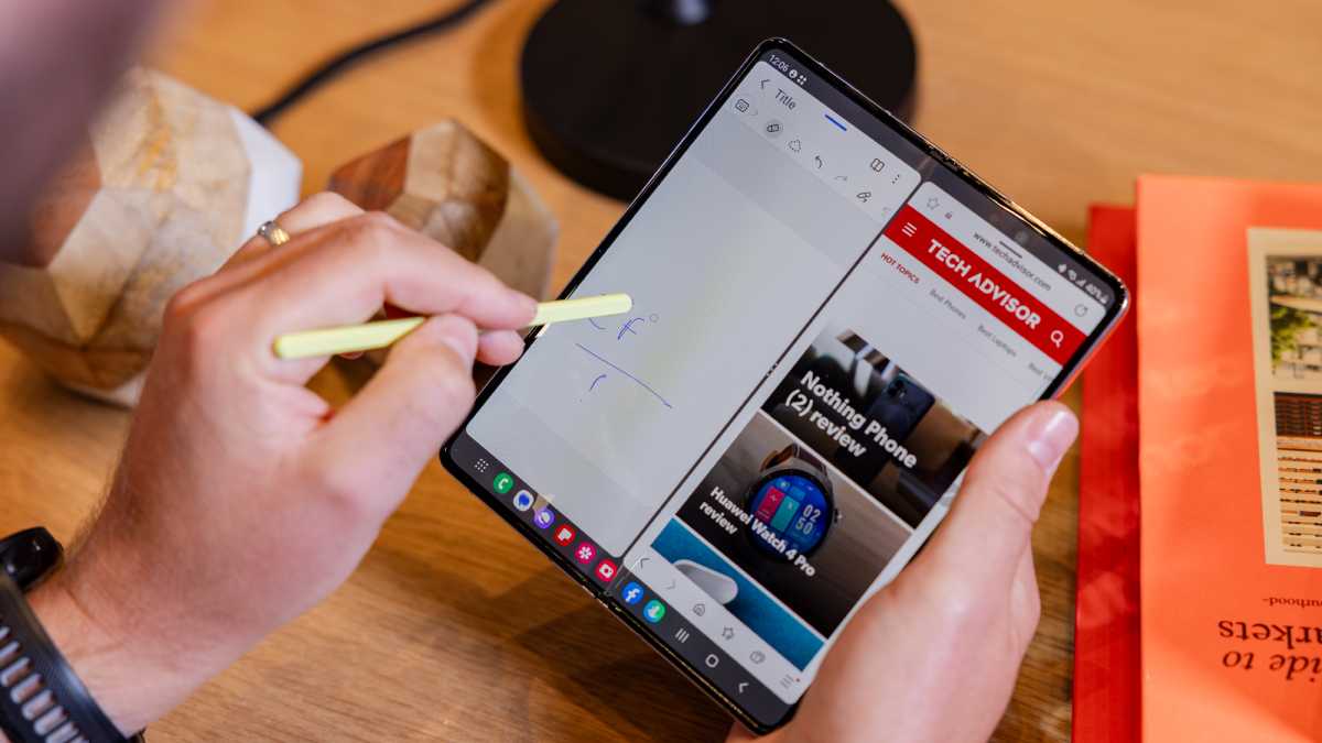 Galaxy Fold 5_using the stylus