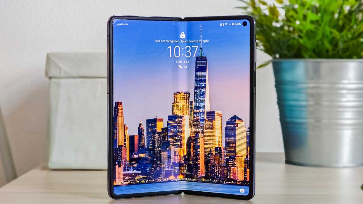 Huawei Mate X3 unfolded screensaver