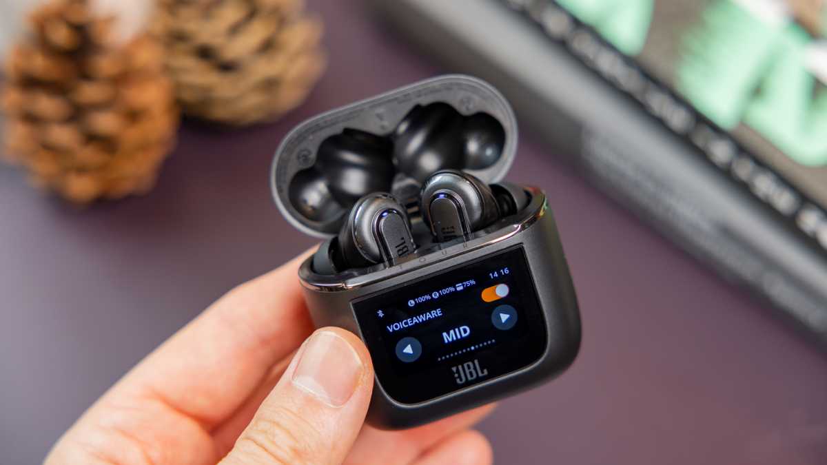 Los primeros auriculares del mundo con pantalla en el estuche: así son los  JBL Tour Pro 2