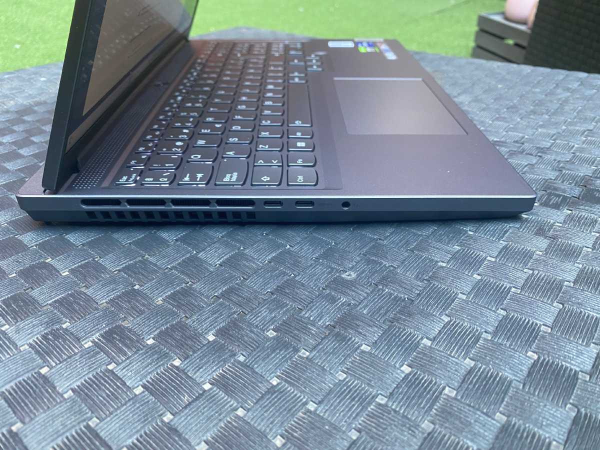 Lenovo Legion Pro 5i review lateral derecho