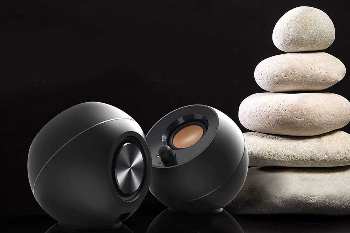 creative pebble speaker