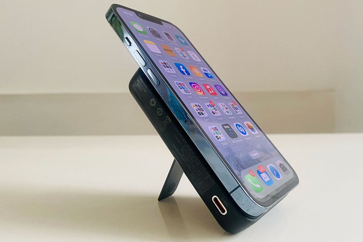 ESR Halolock 5000 mAh Wireless Powerbank Wallet fürs iPhone im Test -  Macwelt