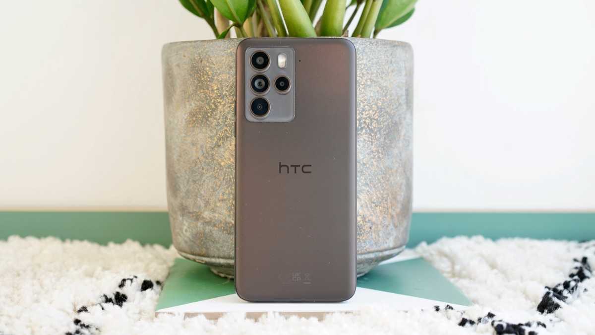 Das HTC U23 Pro lehnt an einem Blumentopf