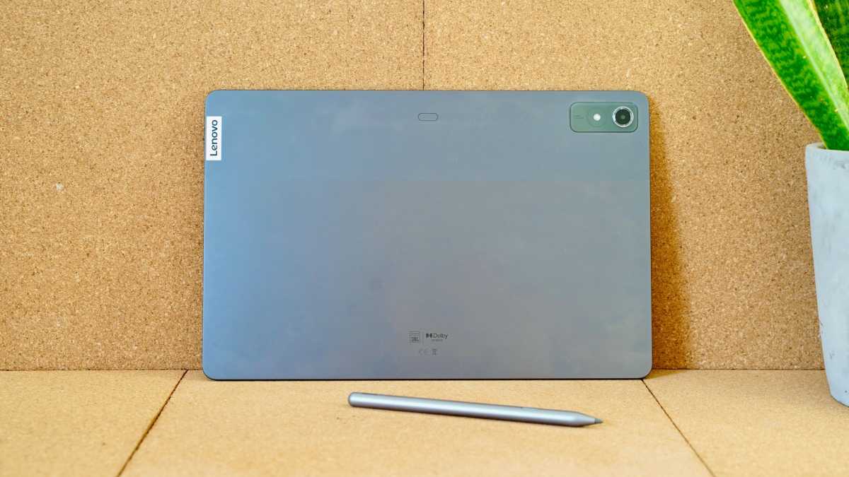 Lenovo Tab P12 con un stylus al lado de una planta