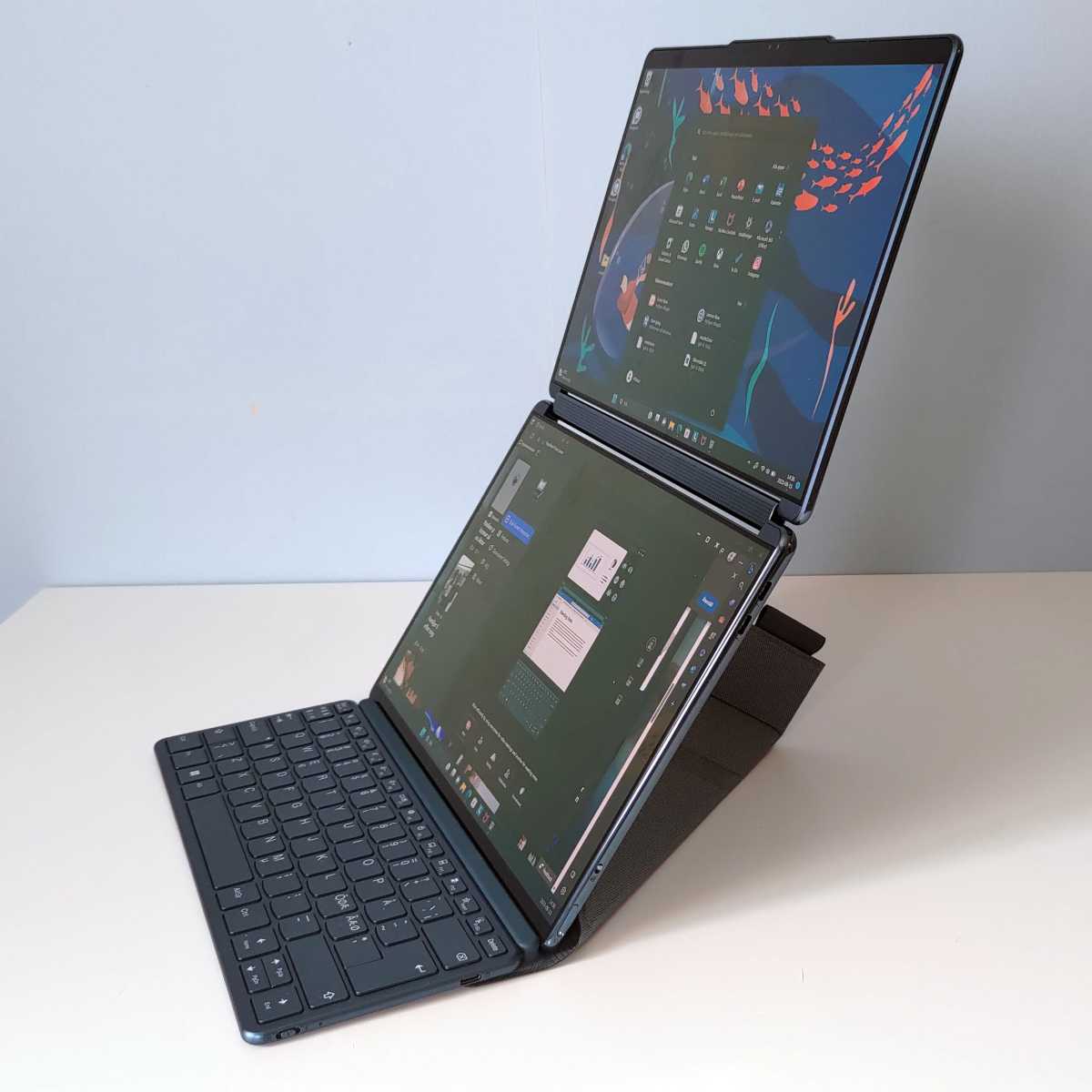 Lenovo Yoga Book 9i på höjden