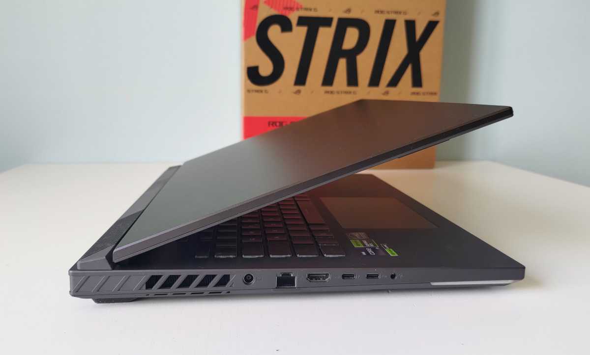 ROG Strix G 18 anslutningar