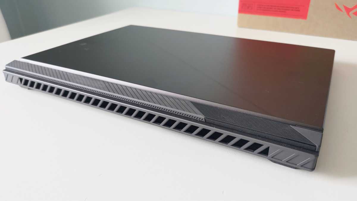 ROG Strix G 18 baksida