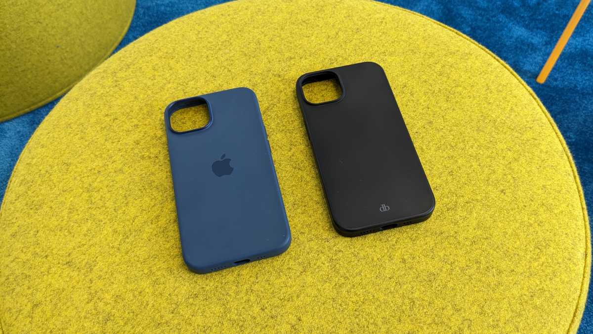 Blaue Original-Hülle fürs iPhone 14 neben einer schwarzen Silikonhülle