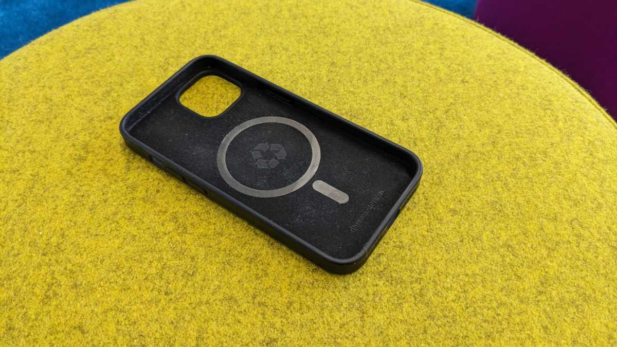 Innenseite einer schwarzen Silikonhülle fürs iPhone 14