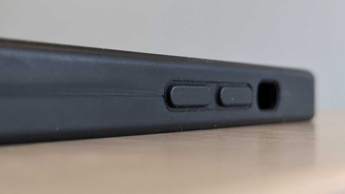 Nahaufnahme der Seitentasten einer schwarzen Silikonhülle fürs iPhone 14