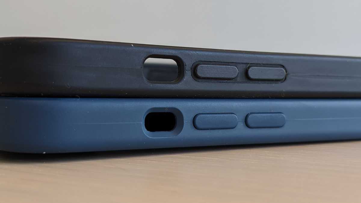 Schwarze Third-Party-Hülle und blaue Original-Hülle fürs iPhone 14 liegen aufeinander, Nahaufnahme der linken Seitentasten