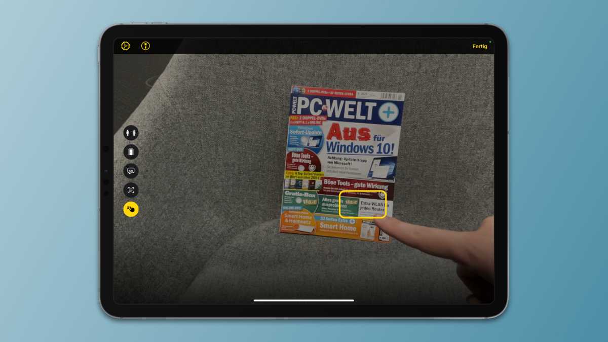 Screenshot des Erkennungsmodus in iOS 17. Ein Finger zeigt auf eine Ausgabe der PC-Welt-Zeitschrift.