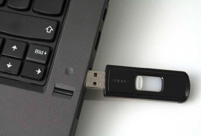 Das Abziehen des USB-Sticks schadet weder der Windows-Konfiguration noch der Hardware. Ist jedoch die Datenübertragung noch nicht abgeschlossen, können Daten verloren gehen.