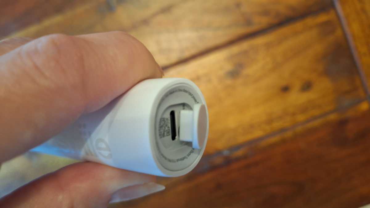 A close up of the Usmile Y10 Pro charging port