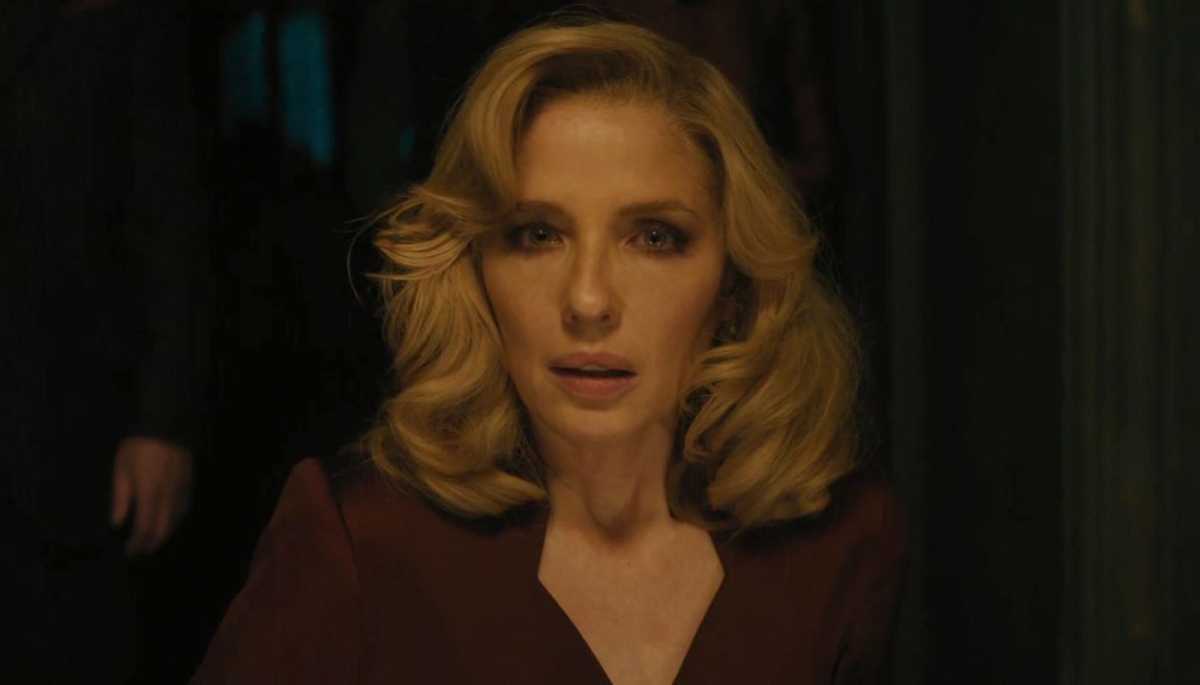 A Haunting in Venice seance