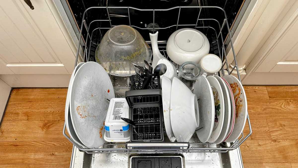 Hotpoint H8I HP42 L UK review bottom basket