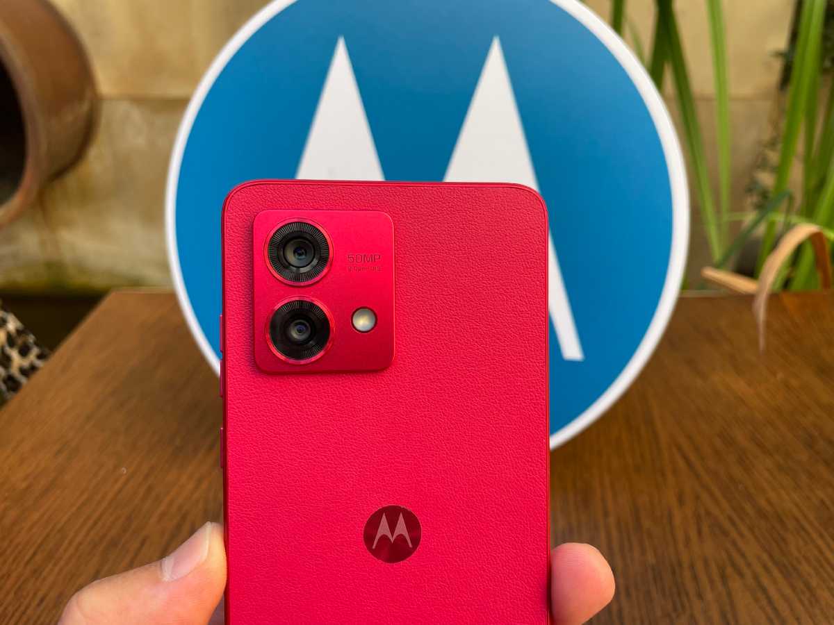 Moto G84 5G con Pantone Viva Magenta