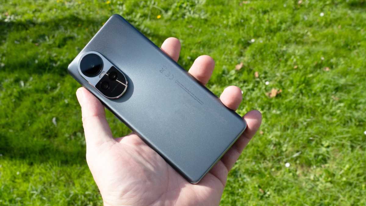 Oppo Reno 10 5G in hand