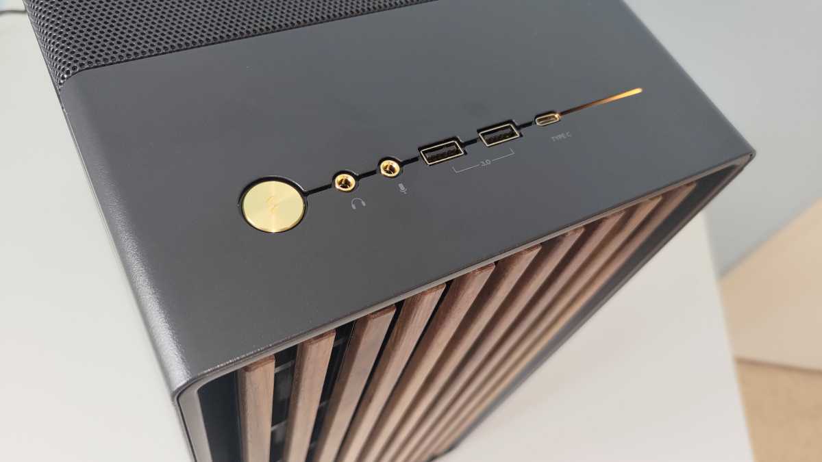 Komplett Home i150 Creators Edition frontpanel