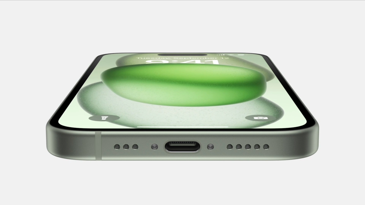 iPhone 15 mit Blick auf den neuen USB-C-Anschluss an der Unterkante