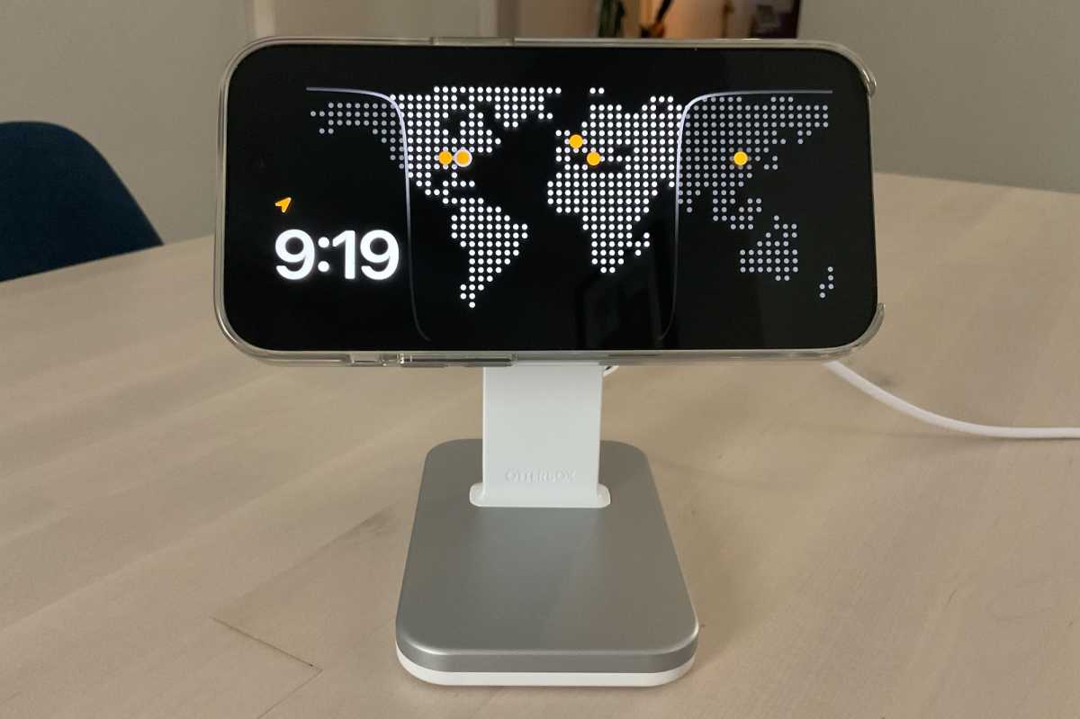 Reloj global en modo de espera de iOS 17