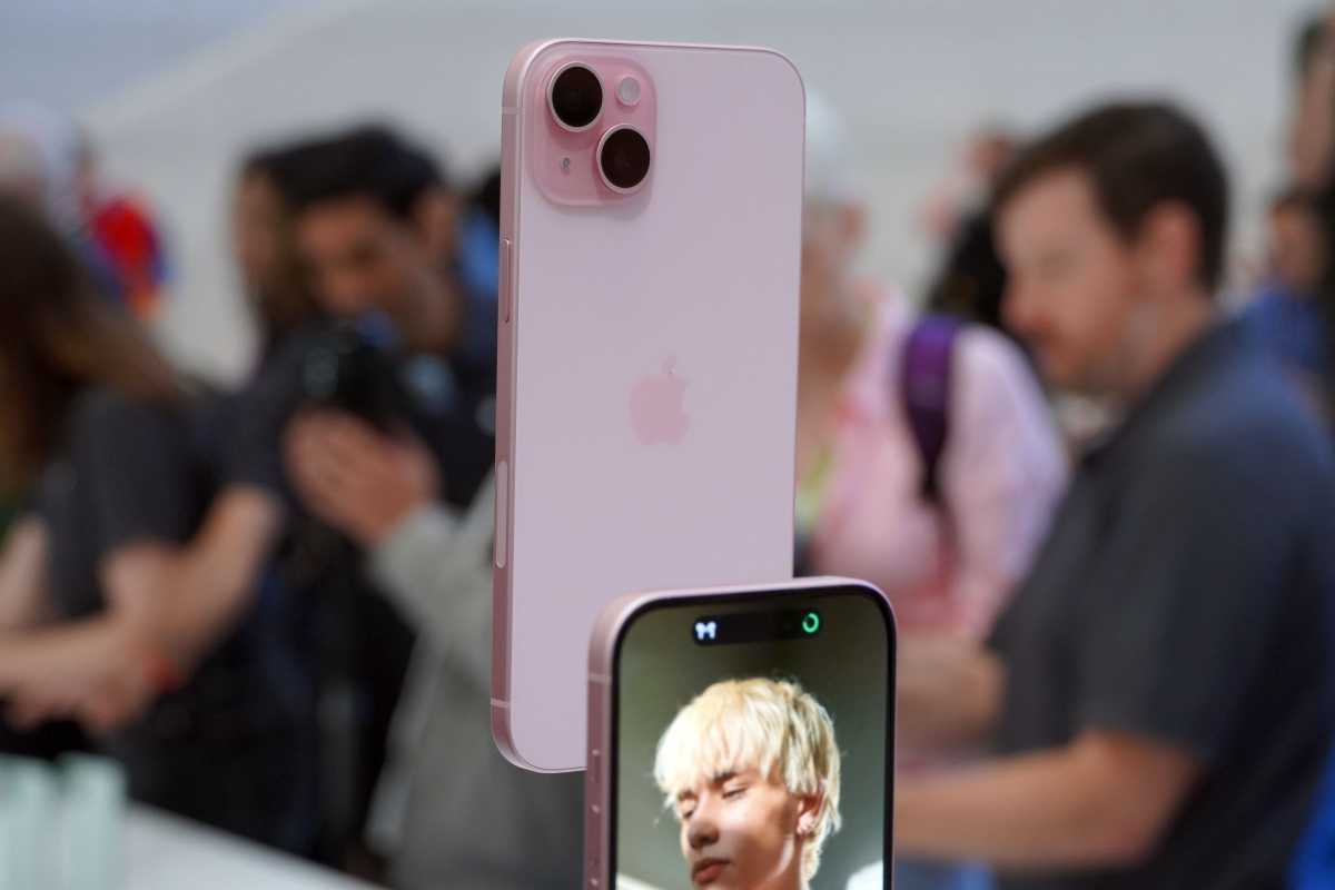 iPhone 15 en rosa