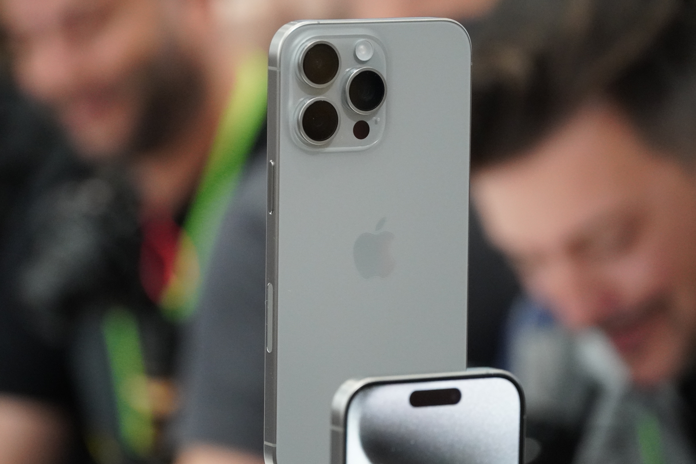 IPhone 15 And IPhone 15 Pro Hands-on: Smooth Operators - Apple Hints