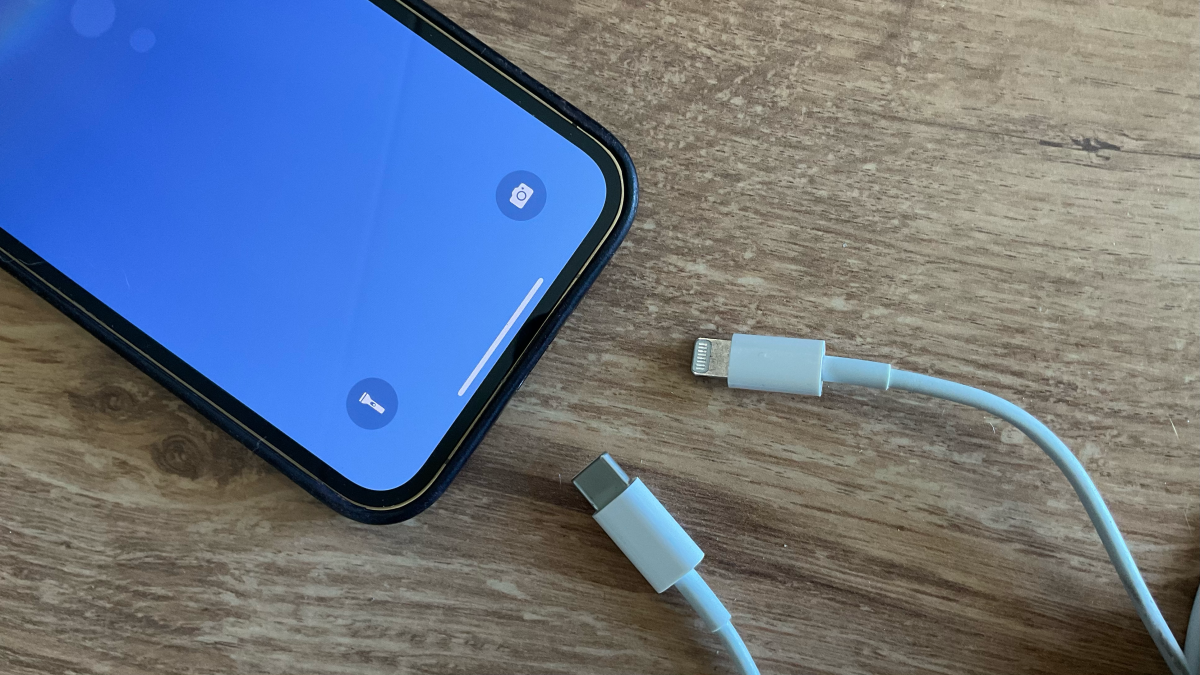 Iphone med två kontakter framför laddporten, en usb-c och en lightning.